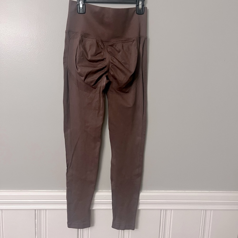 SHEIN scrunch workout leggings. Size medium.